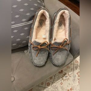 Womens barley worn UGG Dakota slipper size 9